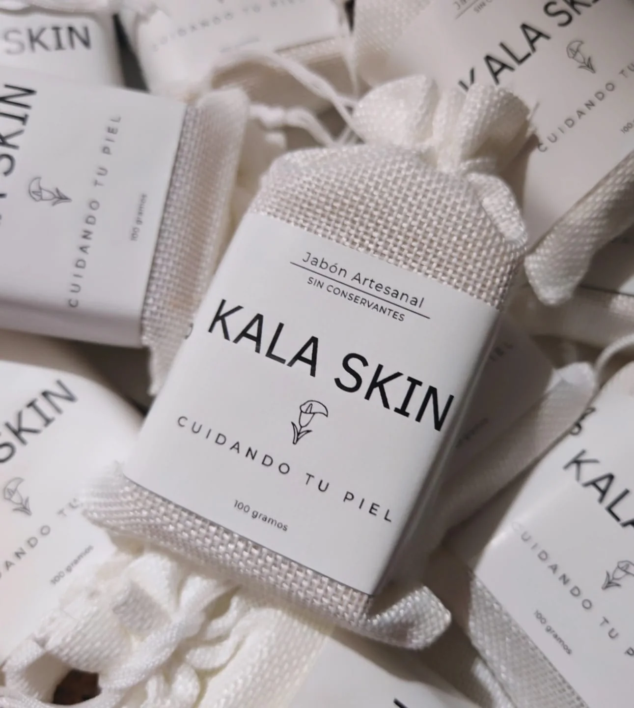 Detalle de empaque artesanal Kala Skin