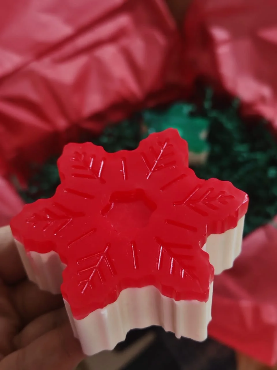 Jabón navideño Kala Skin sostenido en una mano